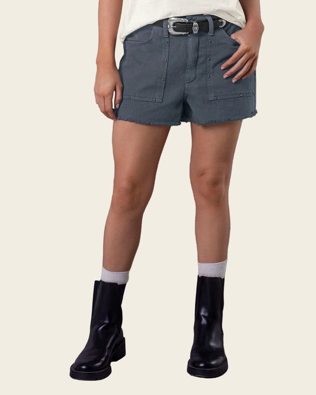 Short corto con taches decorativos