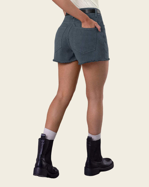 Short corto con taches decorativos