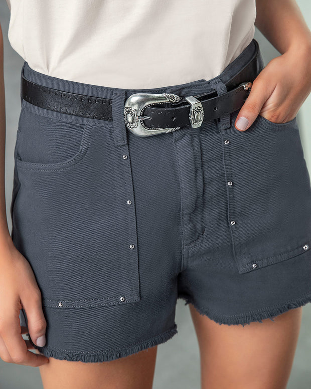 Short corto con taches decorativos