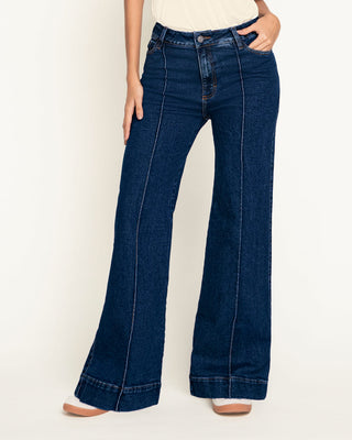 Jean bota amplia con costuras decorativas en frente#color_024-azul-oscuro