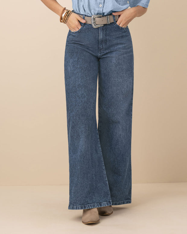 Jean bota ancha con taches decorativos