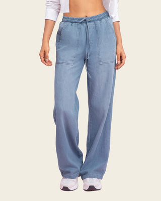 Pantalon bota recta en denim liviano#color_022-azul-claro