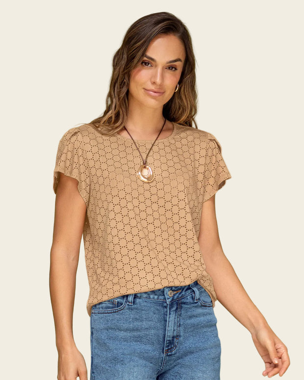 Camiseta manga corta con detalles en ojalillo