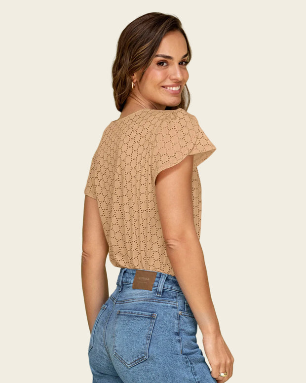Camiseta manga corta con detalles en ojalillo