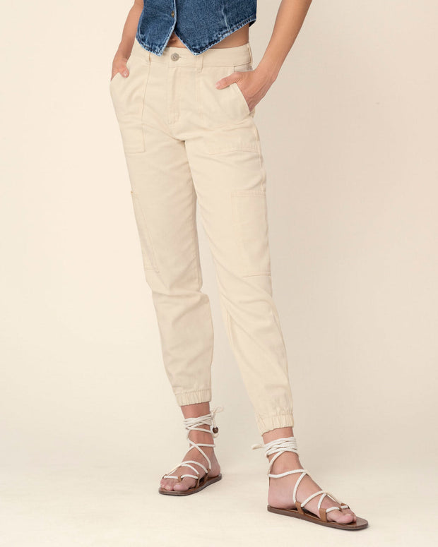 Pantalón tipo cargo con bolsillos funcionales