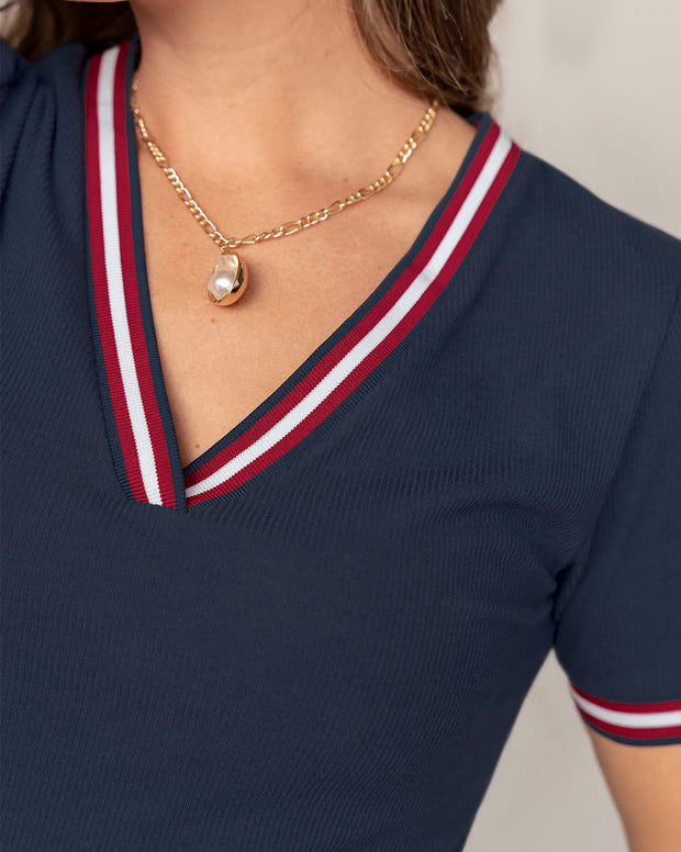 Camiseta manga corta con cuello y puños tejidos en contraste