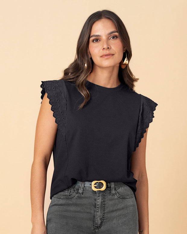 Camiseta manga sisa con detalle ojalillo en hombros