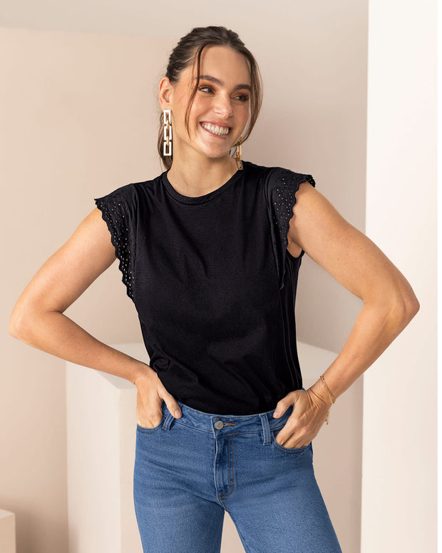 Camiseta manga sisa con detalle ojalillo en hombros