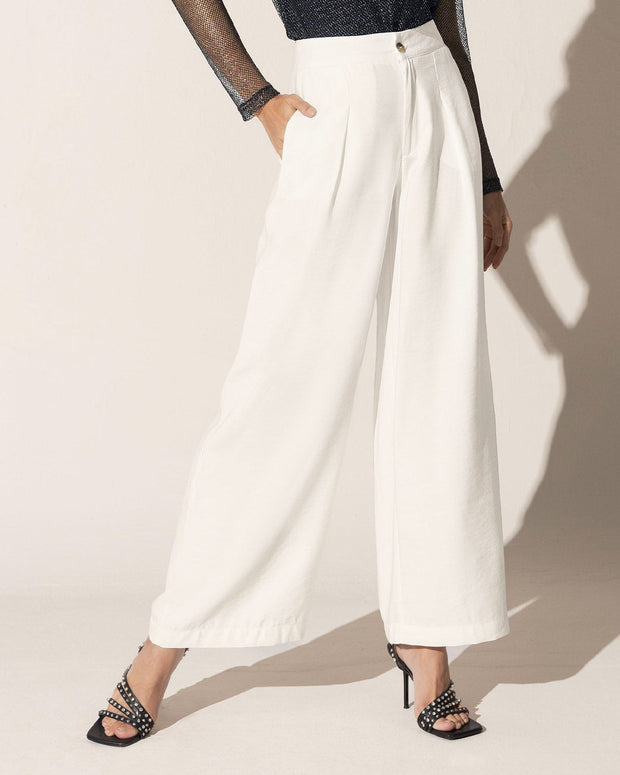 Pantalón bota ancha con prenses decorativos en frente