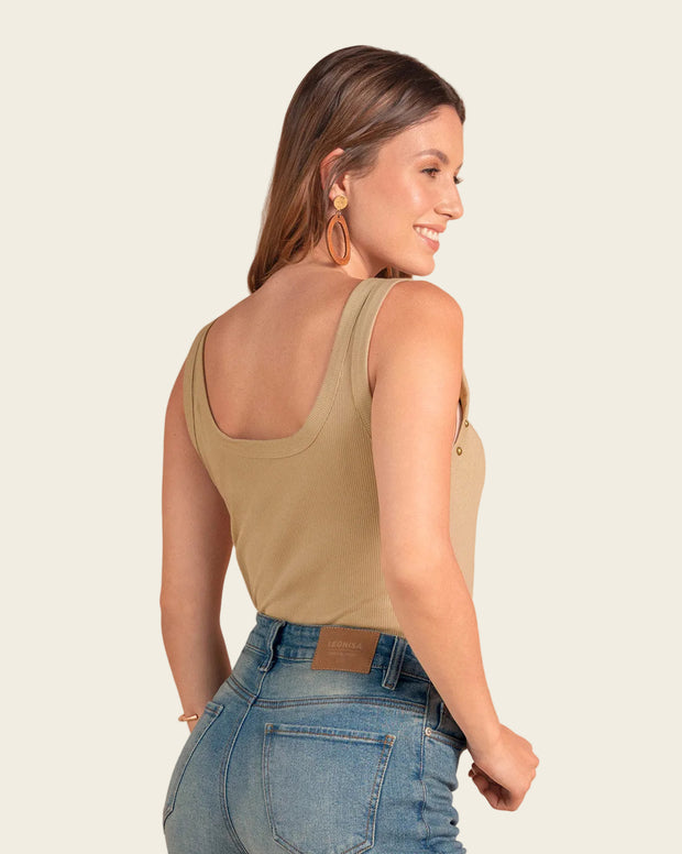 Camiseta manga sisa con cuello y espalda en U