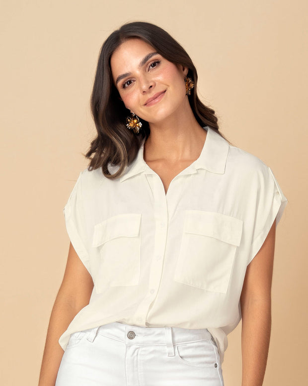 Blusa manga corta con cuello camisero y bolsillos con tapa en frente