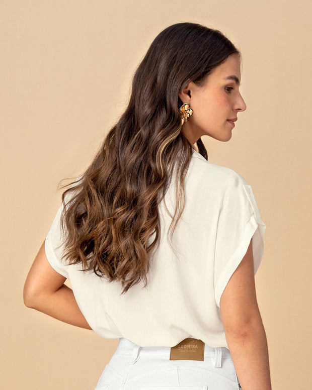 Blusa manga corta con cuello camisero y bolsillos con tapa en frente