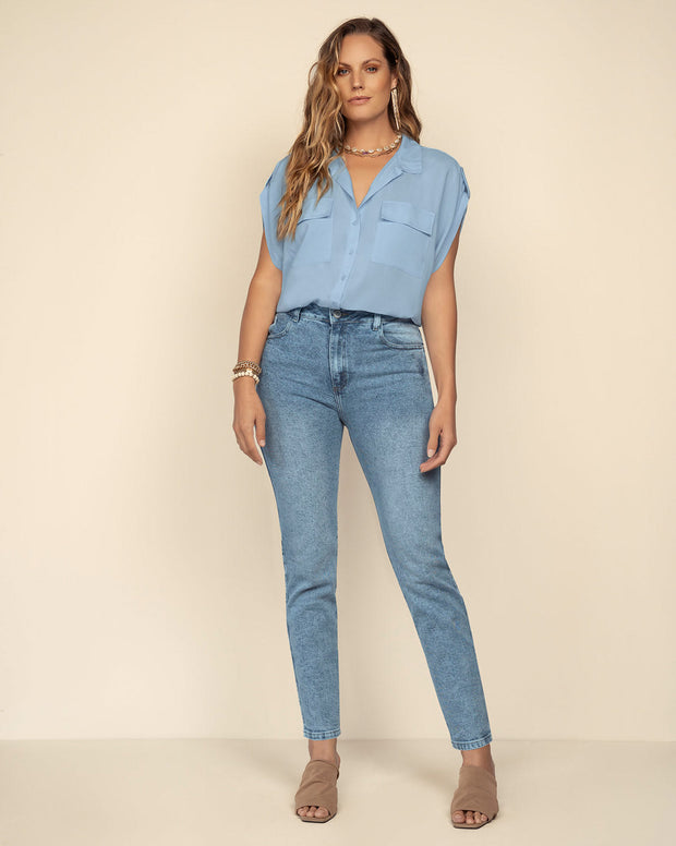 Blusa manga corta con cuello camisero y bolsillos con tapa en frente