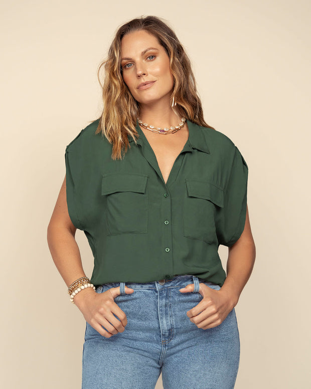 Blusa manga corta con cuello camisero y bolsillos con tapa en frente