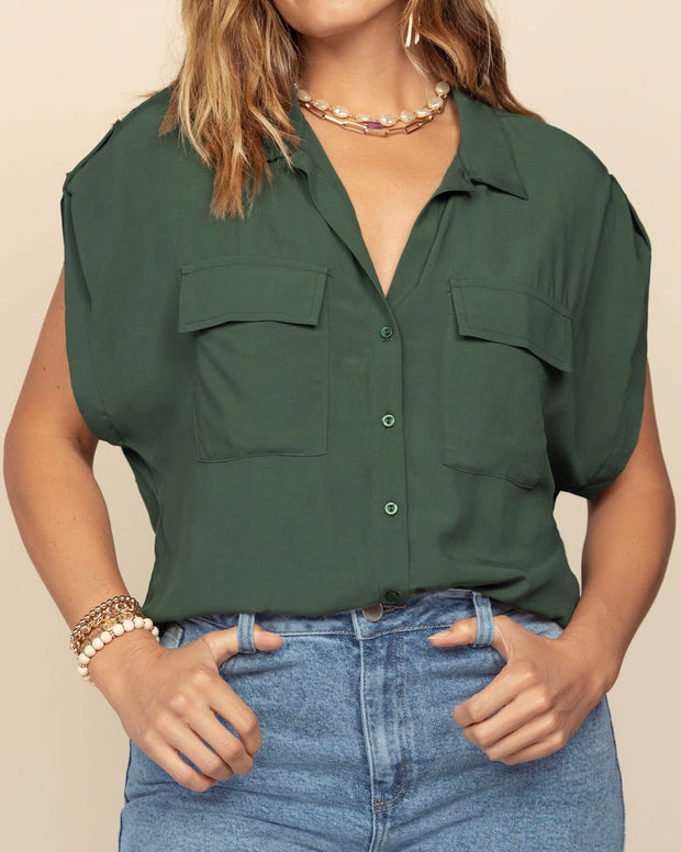 Blusa manga corta con cuello camisero y bolsillos con tapa en frente