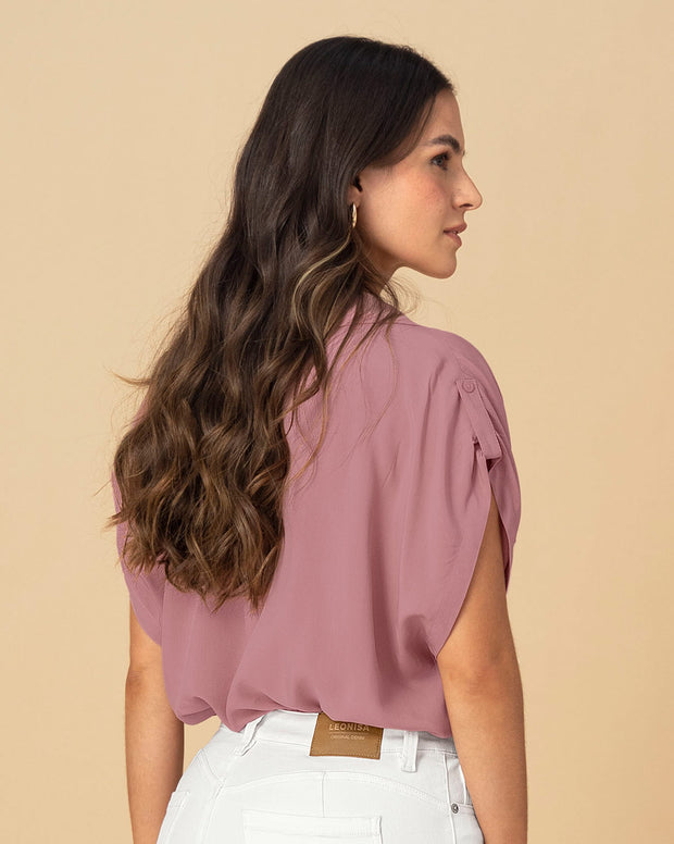 Blusa manga corta con cuello camisero y bolsillos con tapa en frente