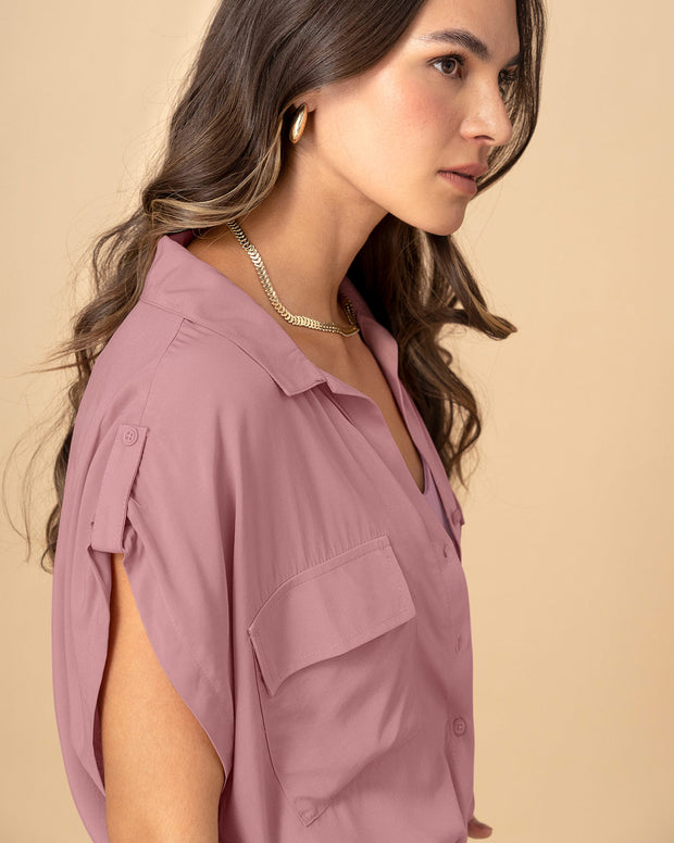 Blusa manga corta con cuello camisero y bolsillos con tapa en frente