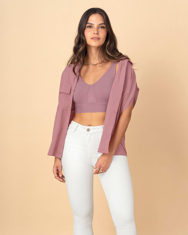 Blusa manga corta con cuello camisero y bolsillos con tapa en frente