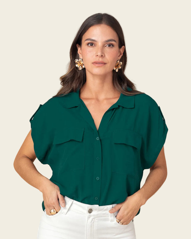 Blusa manga corta con cuello camisero y bolsillos con tapa en frente