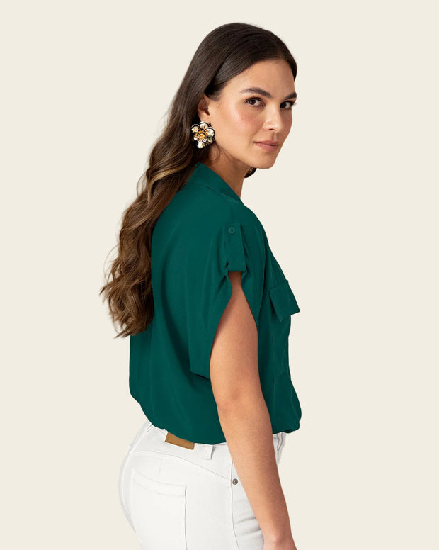 Blusa manga corta con cuello camisero y bolsillos con tapa en frente