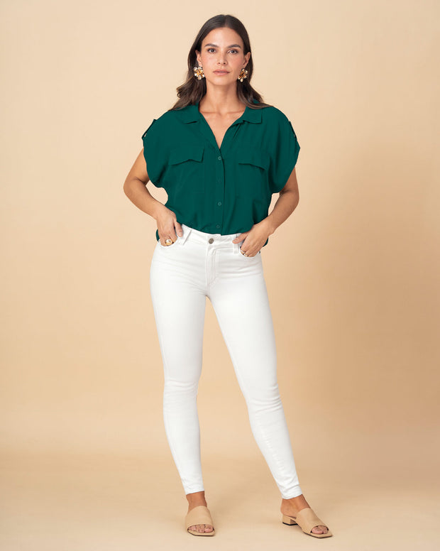 Blusa manga corta con cuello camisero y bolsillos con tapa en frente