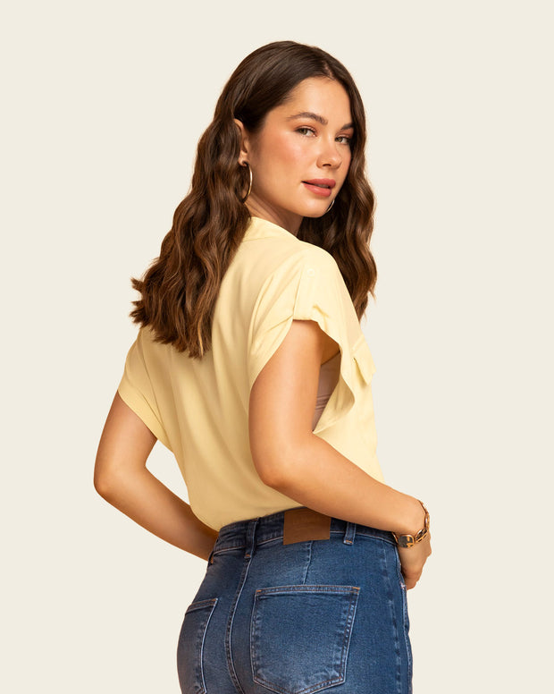 Blusa manga corta con cuello camisero y bolsillos con tapa en frente