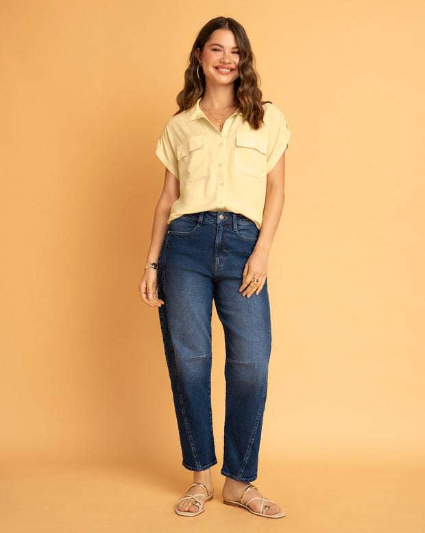 Blusa manga corta con cuello camisero y bolsillos con tapa en frente