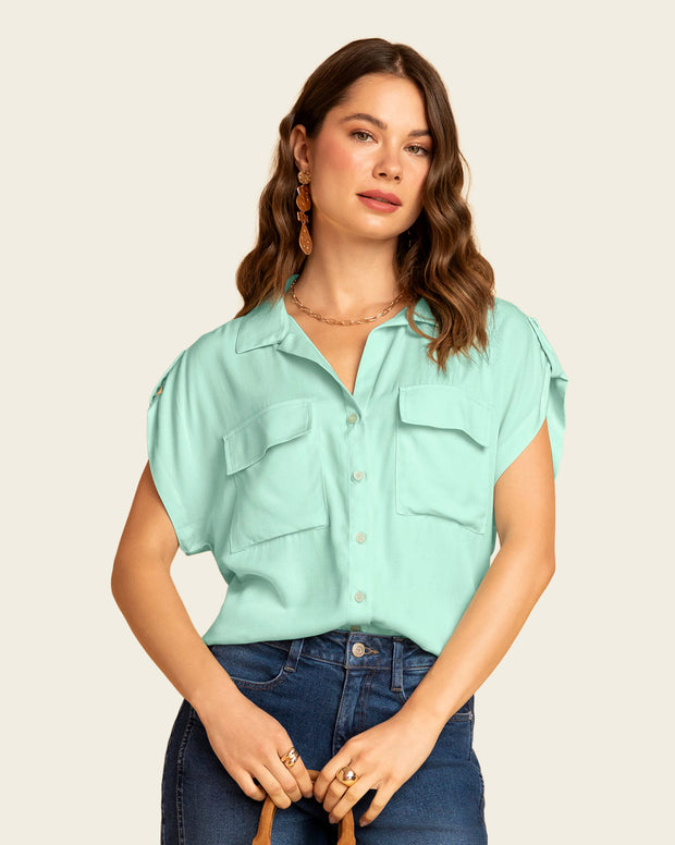 Blusa manga corta con cuello camisero y bolsillos con tapa en frente