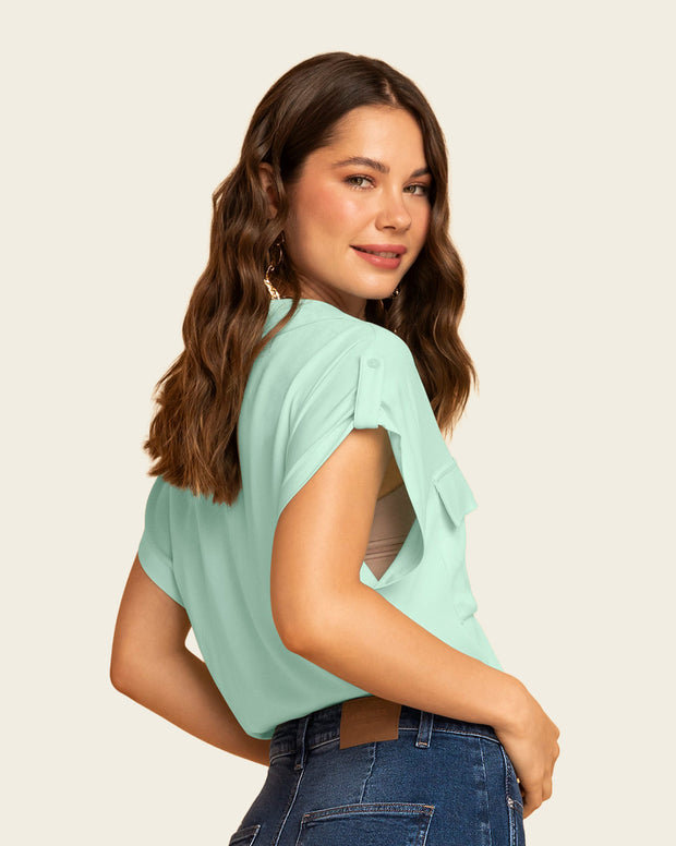 Blusa manga corta con cuello camisero y bolsillos con tapa en frente