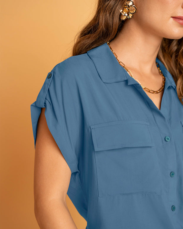 Blusa manga corta con cuello camisero y bolsillos con tapa en frente