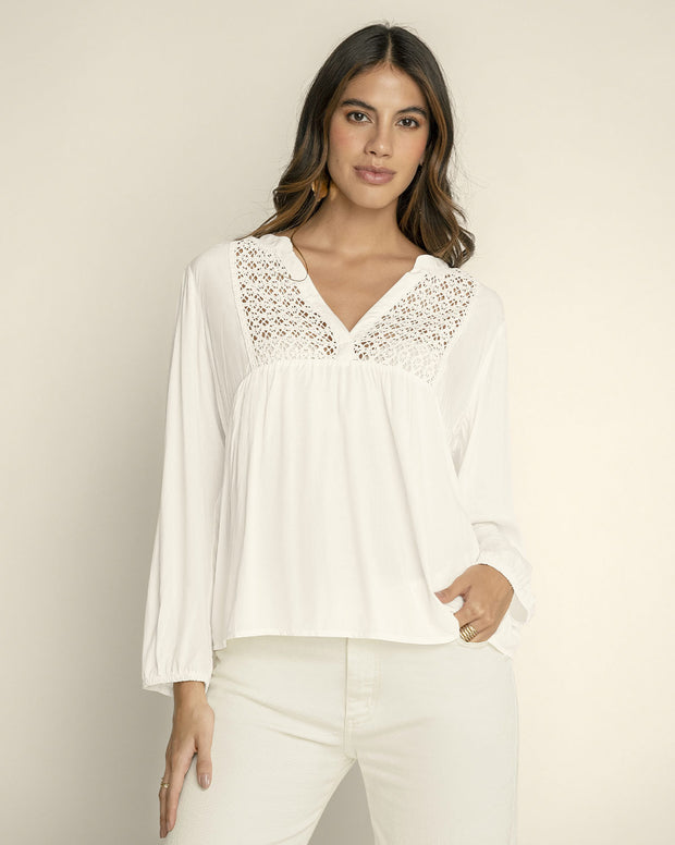 Blusa con elástico en puños y detalle guipur en frente