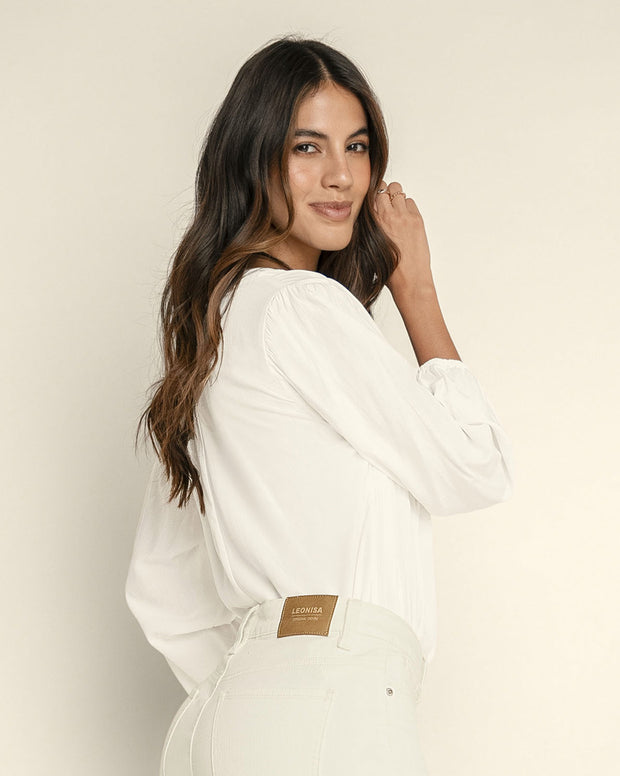 Blusa con elástico en puños y detalle guipur en frente