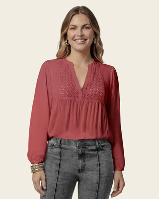 Blusa con elástico en puños y detalle guipur en frente#color_c31-rosado