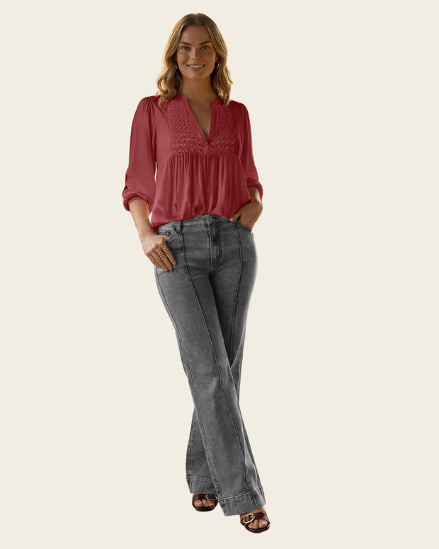 Blusa con elástico en puños y detalle guipur en frente