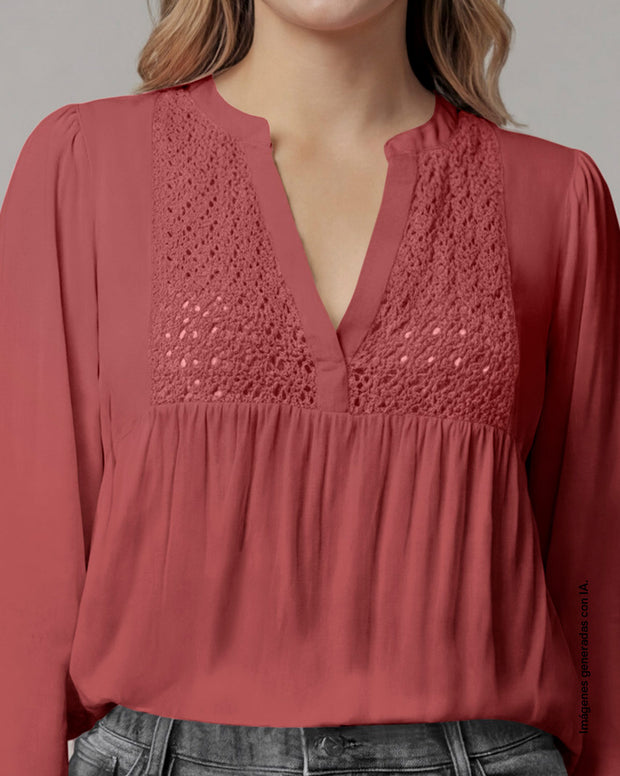 Blusa con elástico en puños y detalle guipur en frente