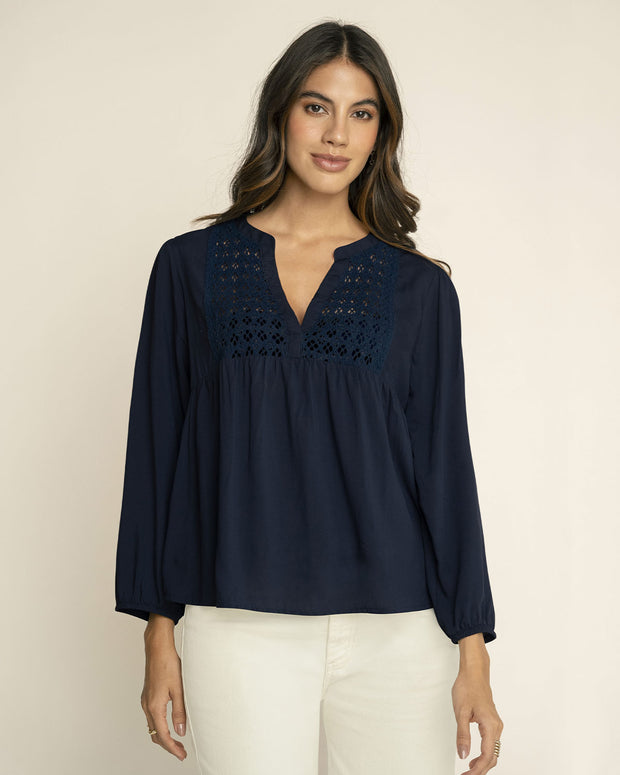 Blusa con elástico en puños y detalle guipur en frente
