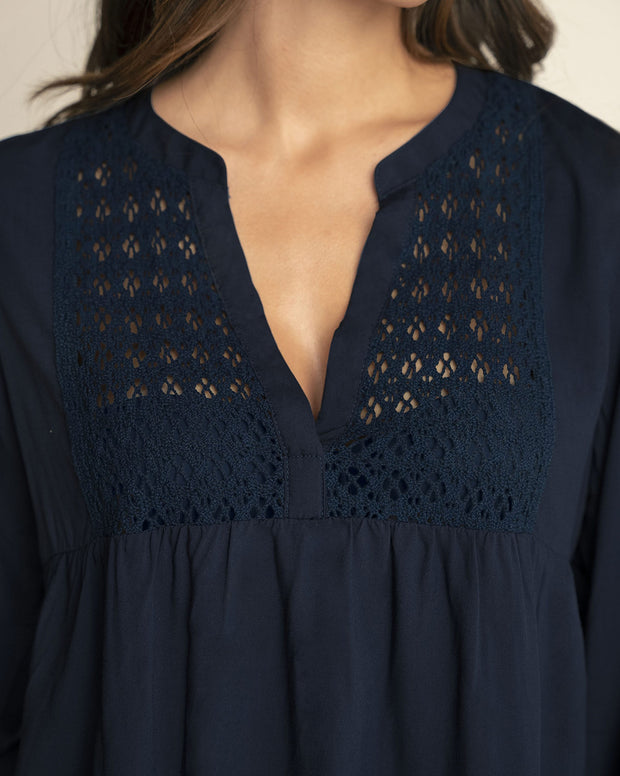 Blusa con elástico en puños y detalle guipur en frente