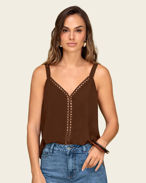 Blusa de tiras con escote en V y detalle de guipur