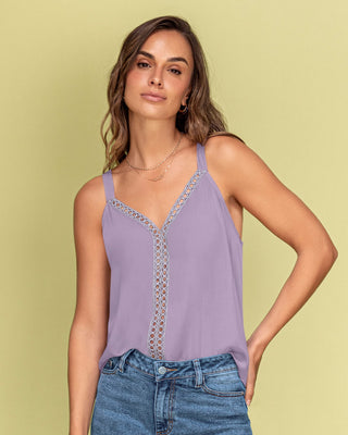 Blusa de tiras con escote en V y detalle de guipur#color_c51-lila