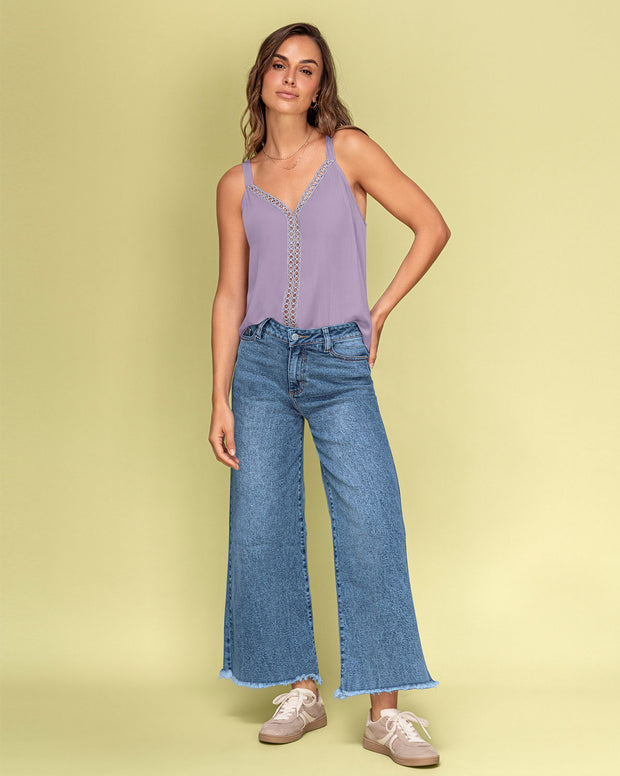 Blusa de tiras con escote en V y detalle de guipur