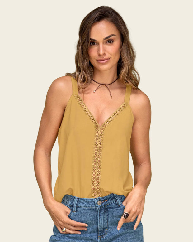 Blusa de tiras con escote en V y detalle de guipur