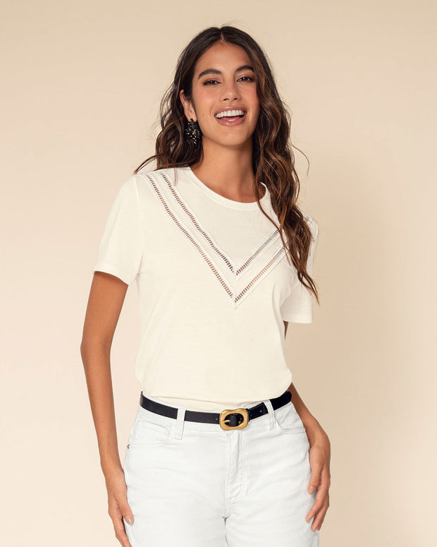 Camiseta manga corta con detalle de escalerilla en V