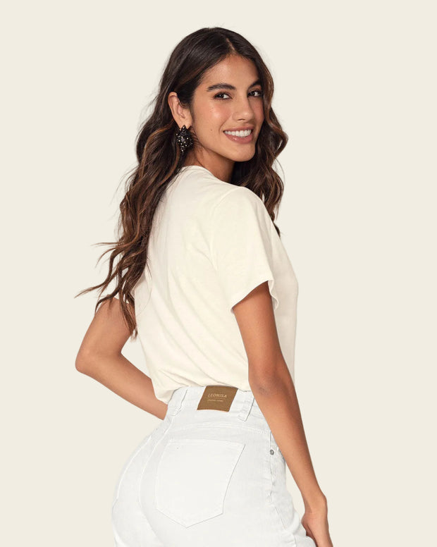 Camiseta manga corta con detalle de escalerilla en V