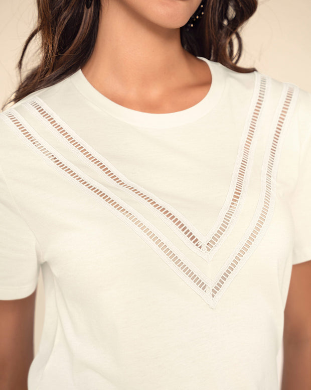 Camiseta manga corta con detalle de escalerilla en V