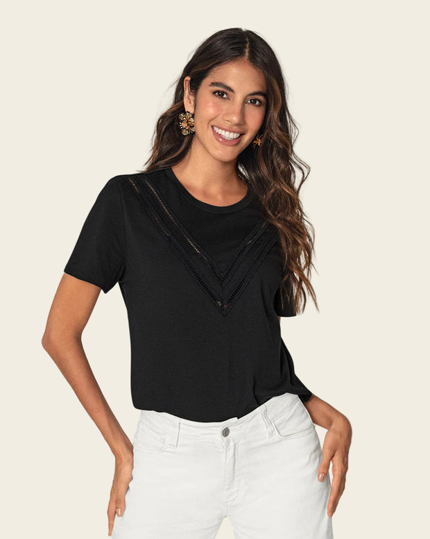 Camiseta manga corta con detalle de escalerilla en V