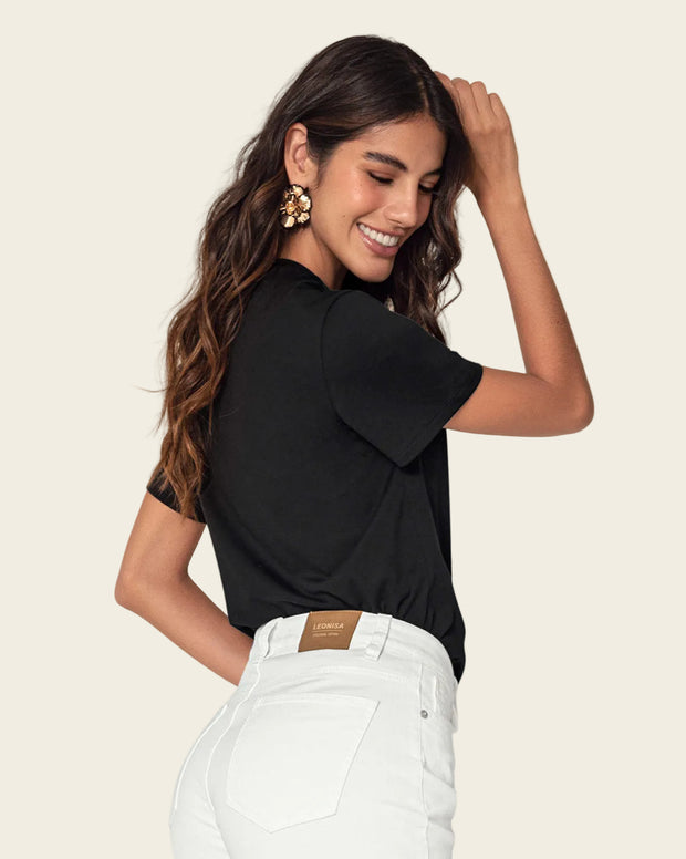 Camiseta manga corta con detalle de escalerilla en V