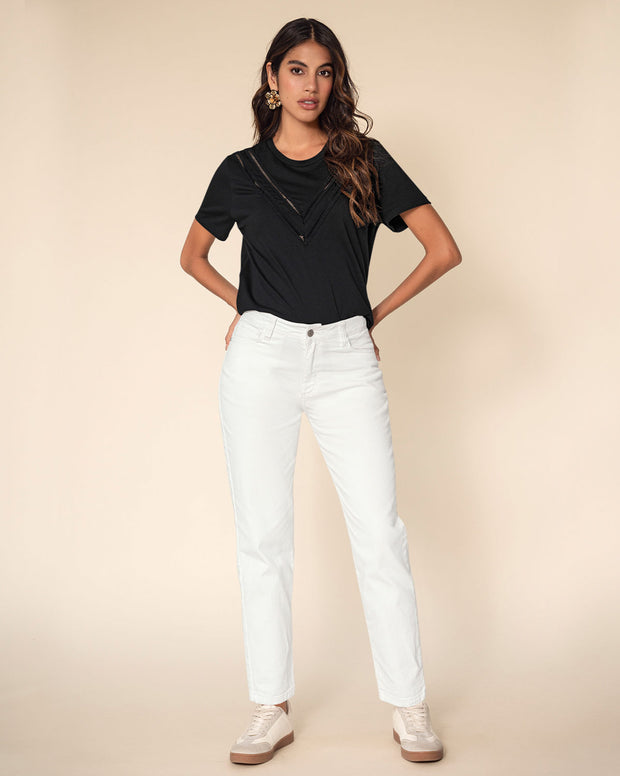 Camiseta manga corta con detalle de escalerilla en V