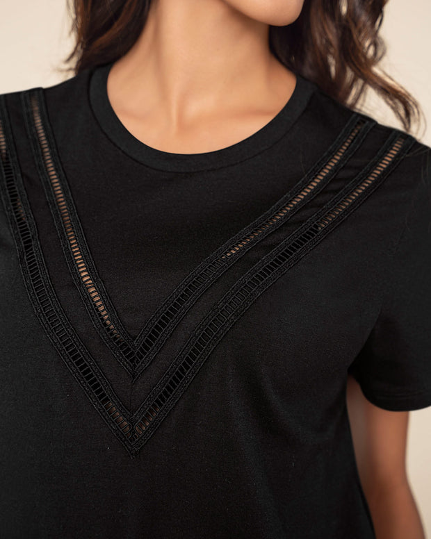 Camiseta manga corta con detalle de escalerilla en V