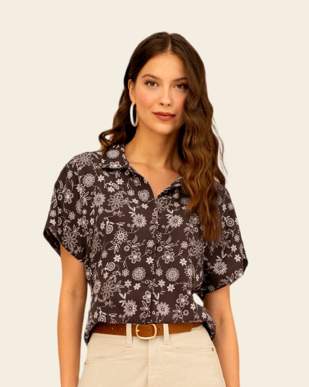 Blusa estampada de manga corta y cuello camisero