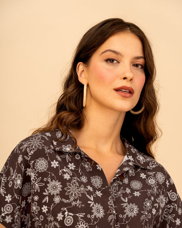 Blusa estampada de manga corta y cuello camisero
